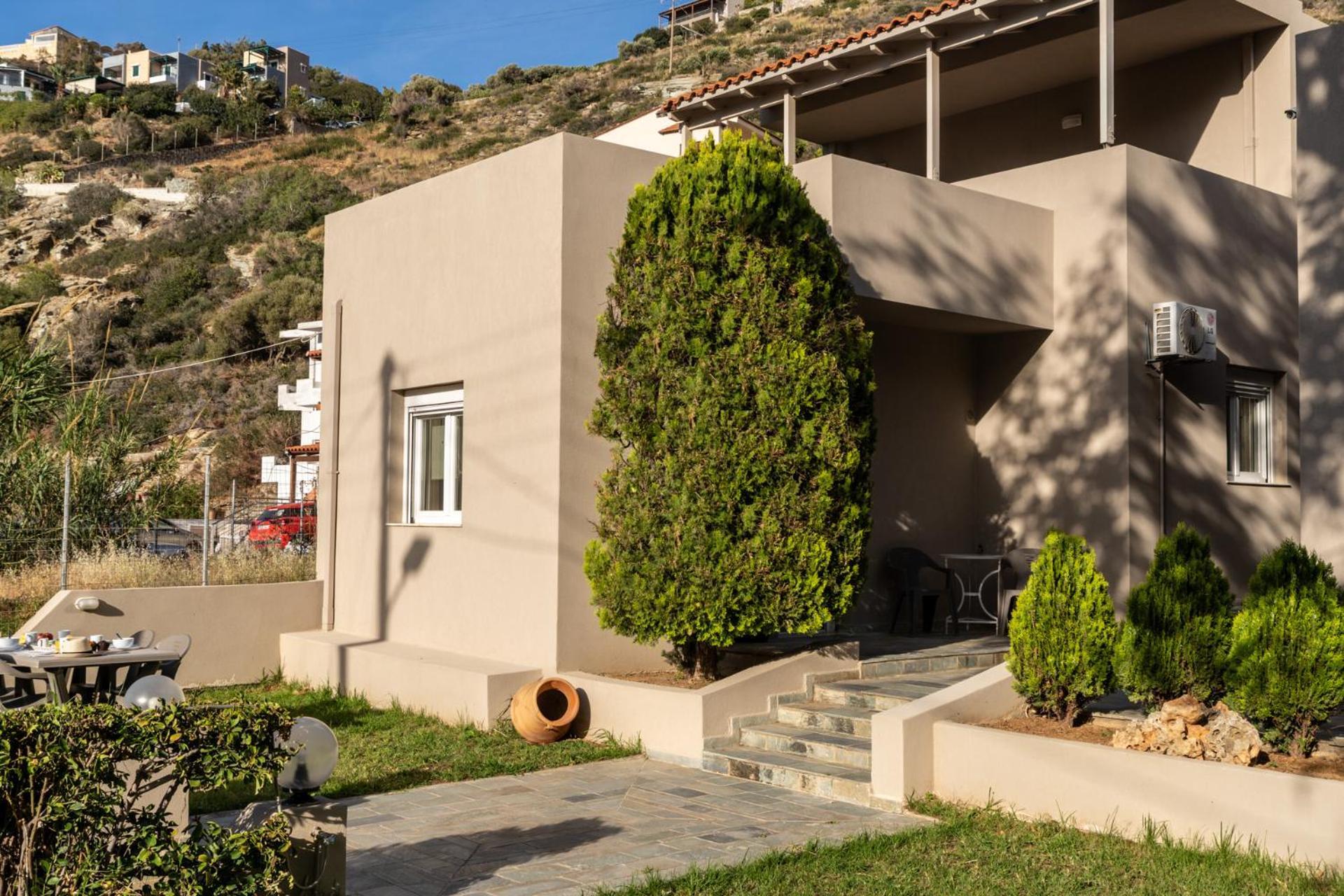 Elio A 1Bdr Apt With Garden 1 Min From The Beach By Hospi Heraklion  ภายนอก รูปภาพ