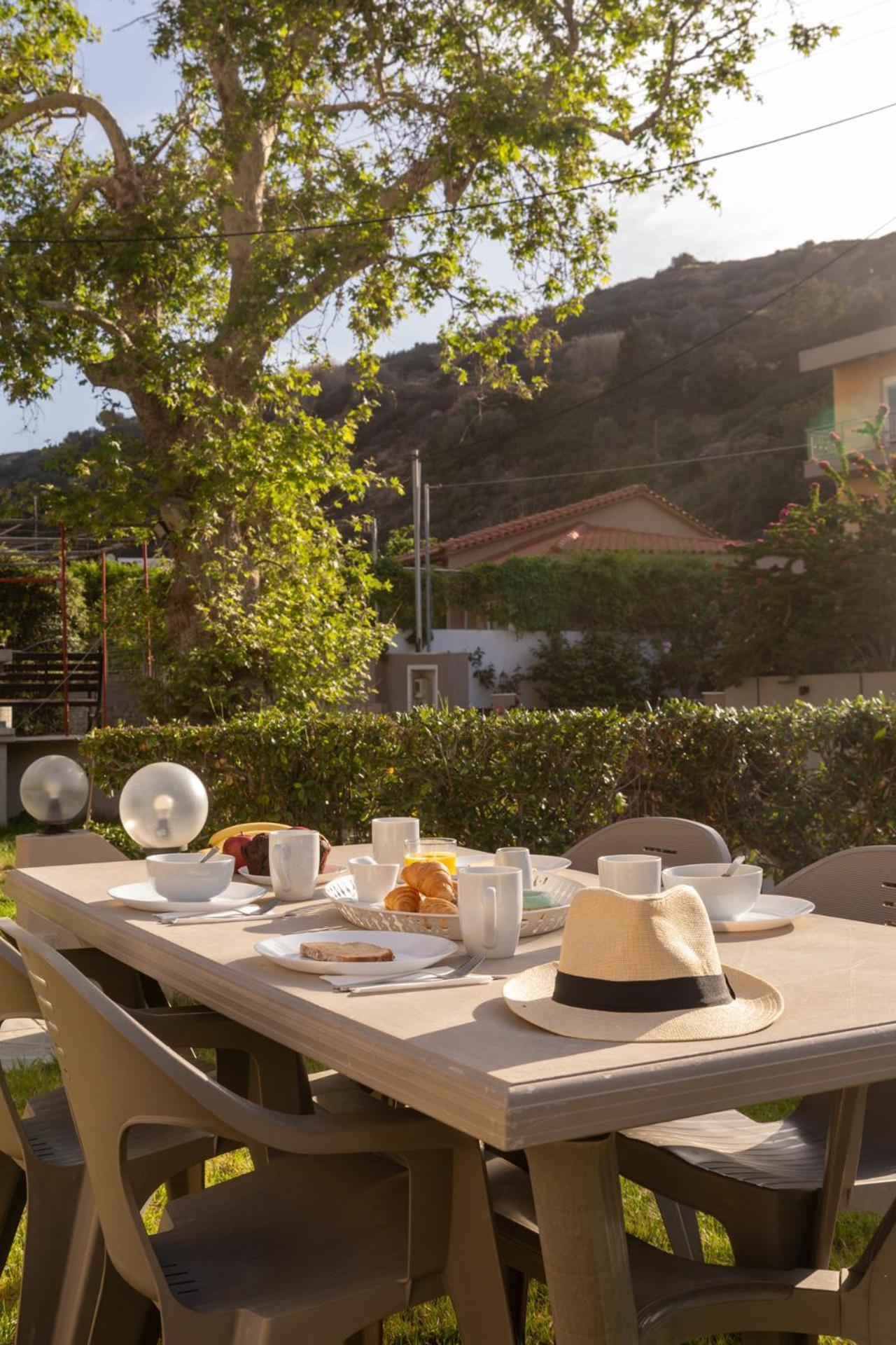 Elio A 1Bdr Apt With Garden 1 Min From The Beach By Hospi Heraklion  ภายนอก รูปภาพ